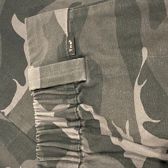 TNA Aritzia Alix joggers pants Gray Camo, 16674 - Picture 15 of 16
